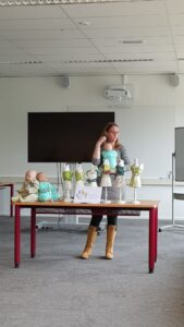 Workshop Hoornebeeck College uitleg met draagpoppen en mini paspoppen Dragen geeft Plezier (1)