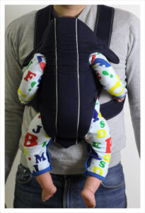 Face Forward dragen, niet ergonomisch, nier voor de persoon die draagt en niet voor de baby die erin zit