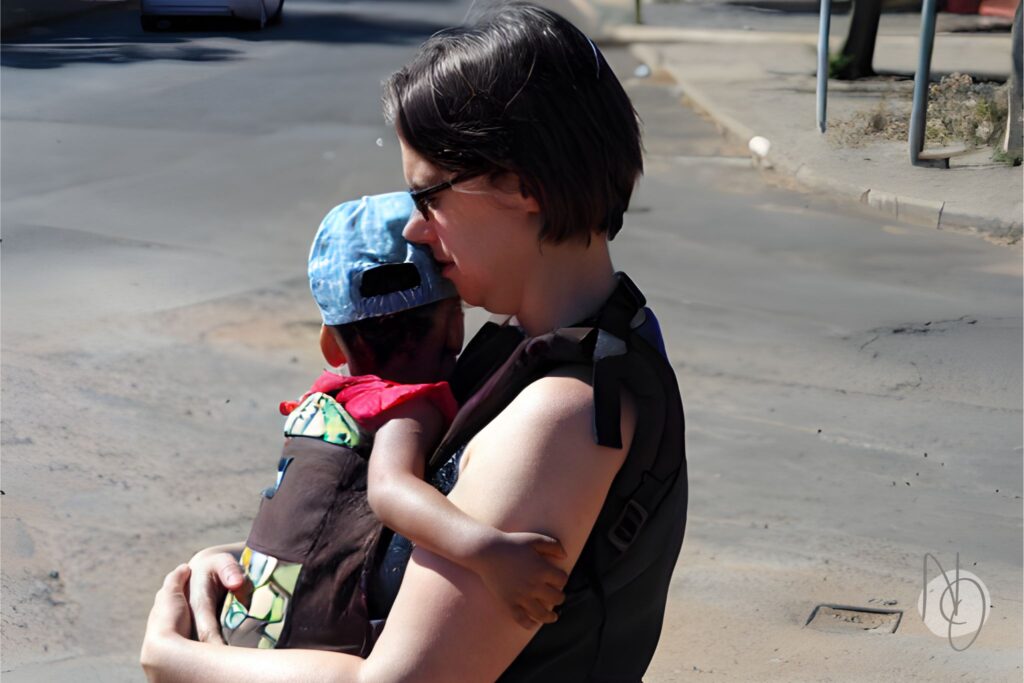 Mama en kindje in een draagzak Boba Tweet bij adoptie